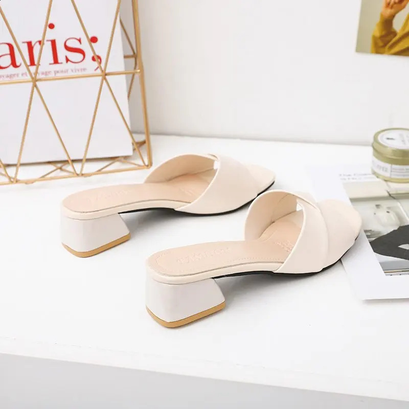 2024Summer Fashion Open Toe Solid Color Simple Leather Surface Candy Color Large Slippers Square Heel Shoes Women 240827