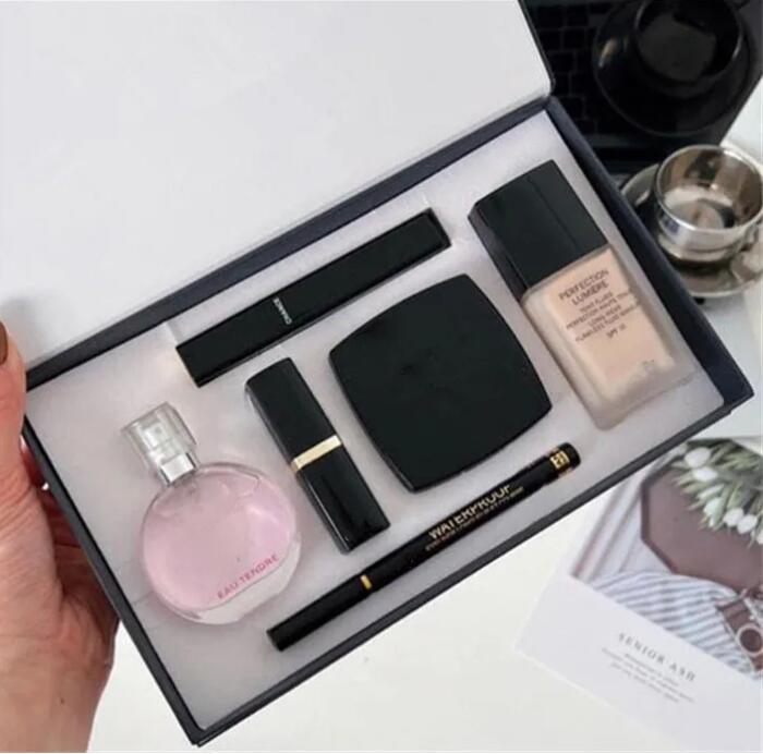 Marque 6 en 1 Cosmetic Set Perfume Lipsticks Eyeliner Mascara Foundation liquide avec des lèvres de boîte Cosme Livraison rapide