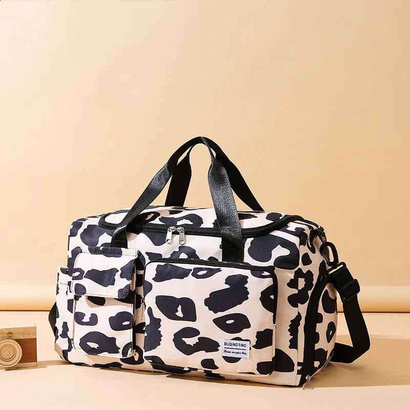 Leisure Vacation Womens Carry-On Travel Bag Large Capacity Sports Gym Bag Animal Print Duffle Bag Weekend Overnight Bag 240829