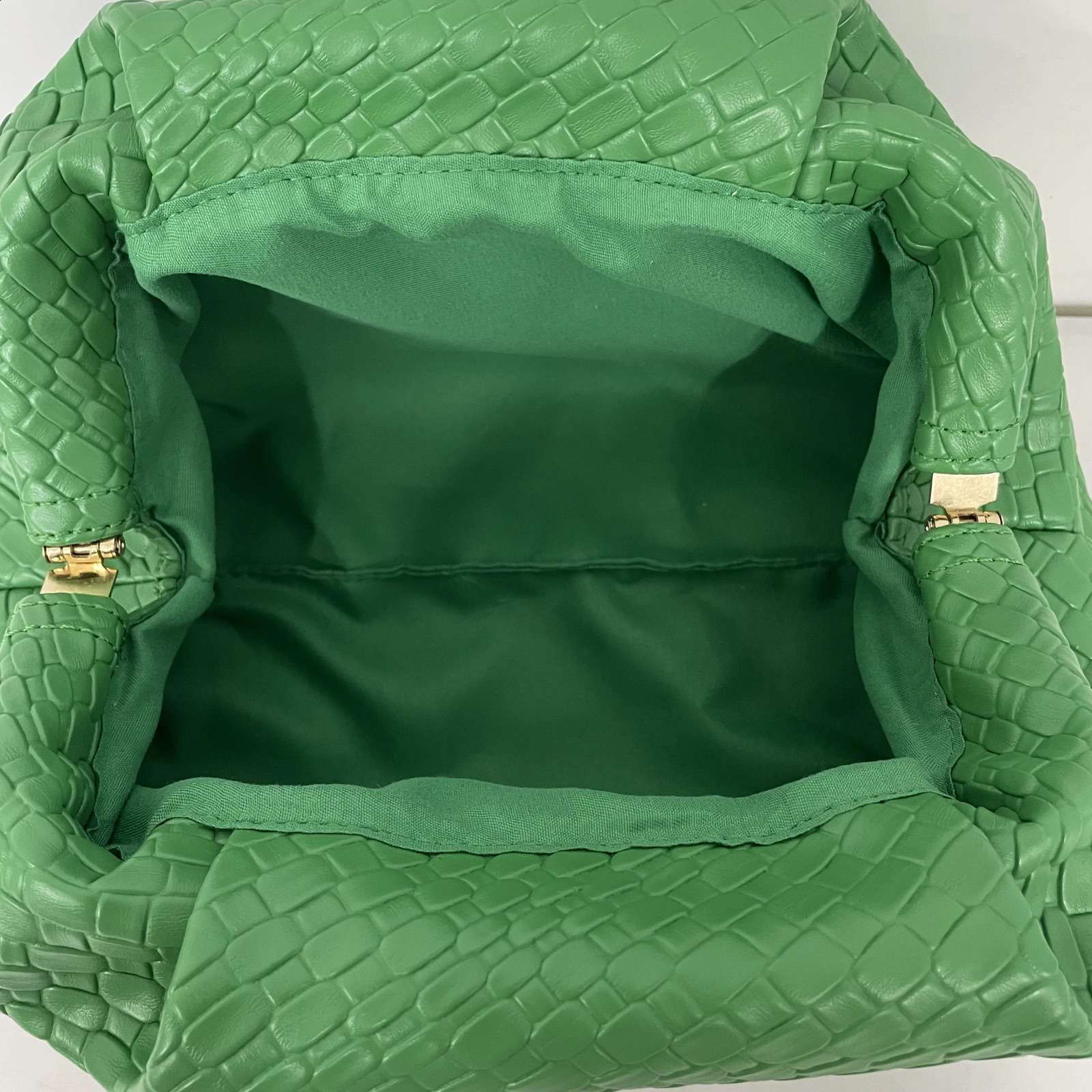 High end retro fashion embossed woven handbag lightweight and large capacity suitable for dates weddings banquets 240829z