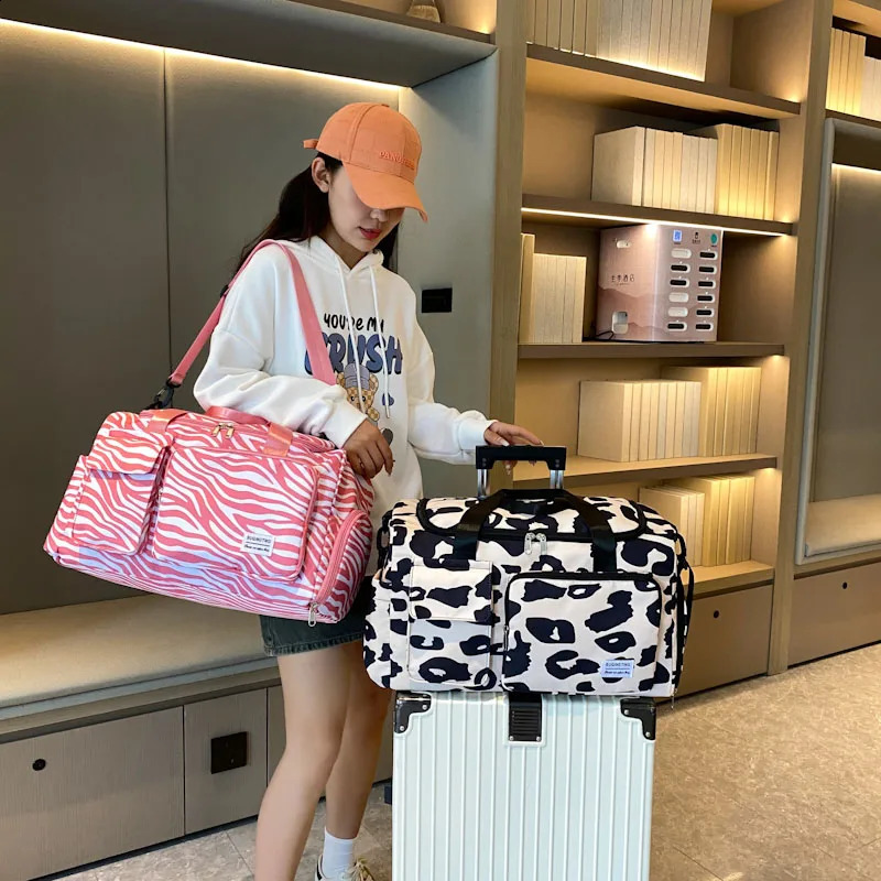 Leisure Vacation Womens Carry-On Travel Bag Large Capacity Sports Gym Bag Animal Print Duffle Bag Weekend Overnight Bag 240829