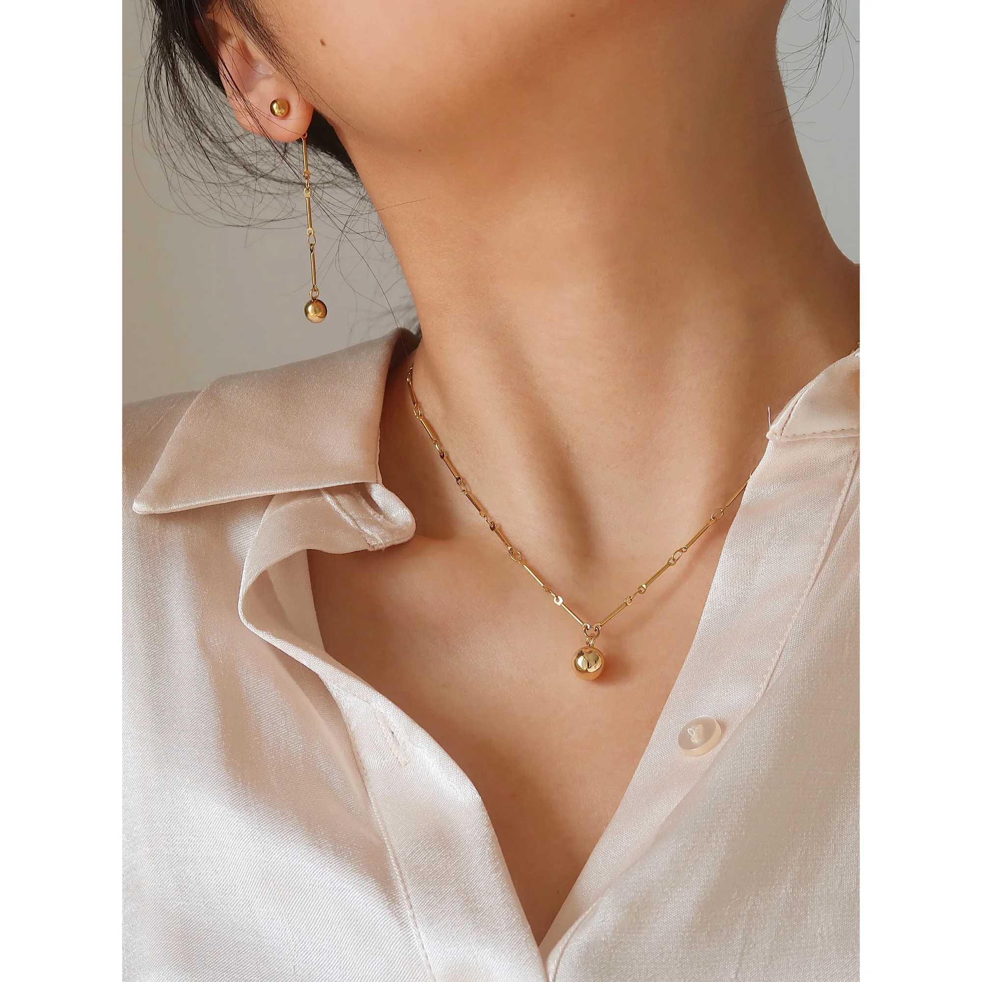 Stainless steel Exquisite geometric circular pendant necklace suitable for women high quality fashionable chain charm jewelry gift waterproof W240828