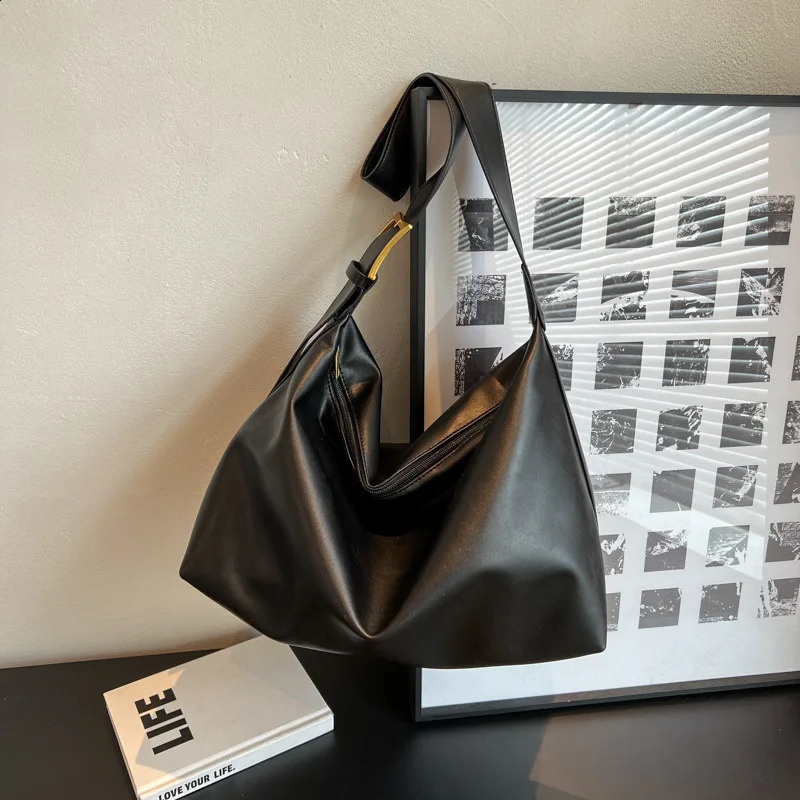 Soft Collapse Minimalist Versatile Travel Bag Womens Shoulder Bag Large Trendy Womens Large Capacity Crossbody Bag 240829