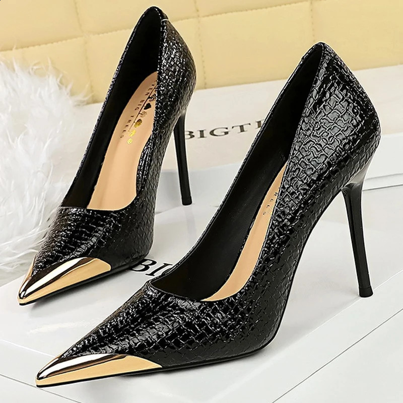 Retro High Heels Snake Pattern Patent Leather Womens Pump Fine High Heels Sneakers Sexy Party Shoes Metal Tip Womens High Heels 240827