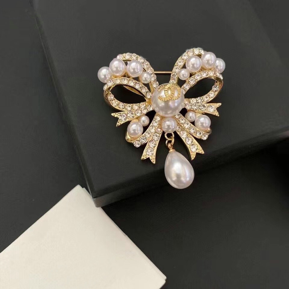 Designer brooches bow pins pearl Luxury women accessories fashion elegant designer Jewelry Crystal pendant brooch Women Party Gift