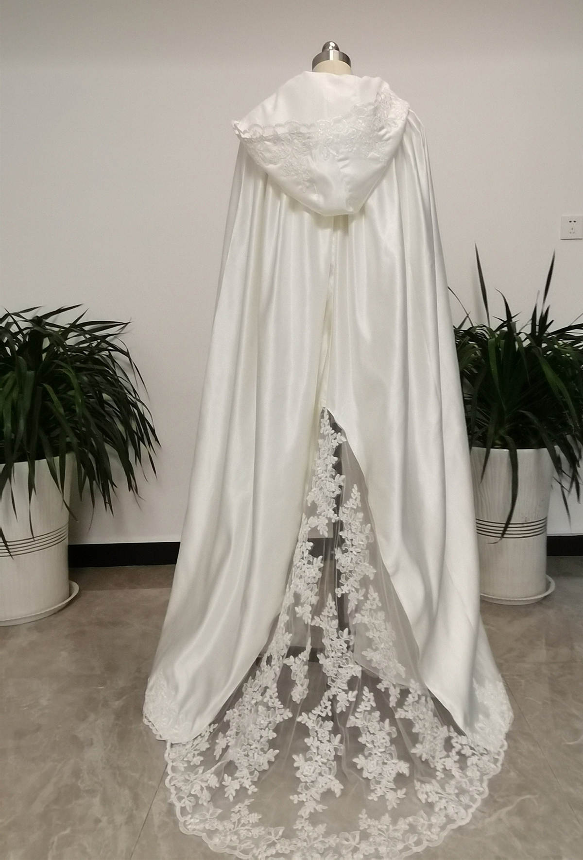 Elegant Bride Winter Warm Lace Long Wedding Cloak Hooded Cape New Jacket Bridal Wrap Custom Made