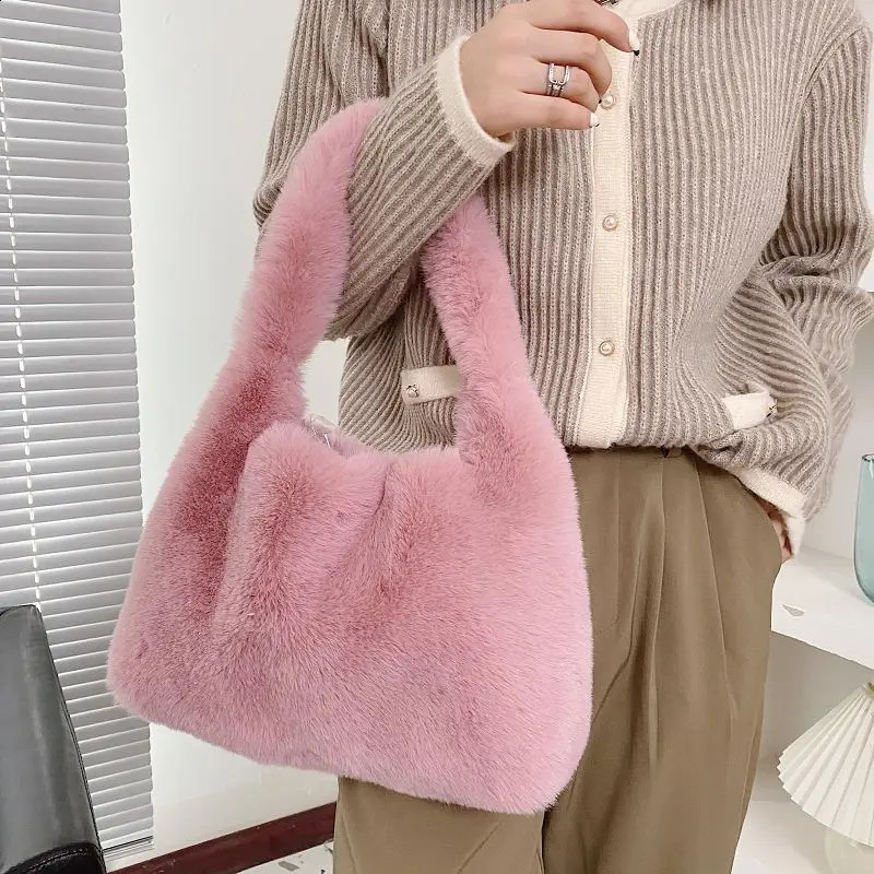 Fashionable womens faux fur handbag zipper solid color underwear shoulder bag fashionable winter autumn soft fluffy plush 240828