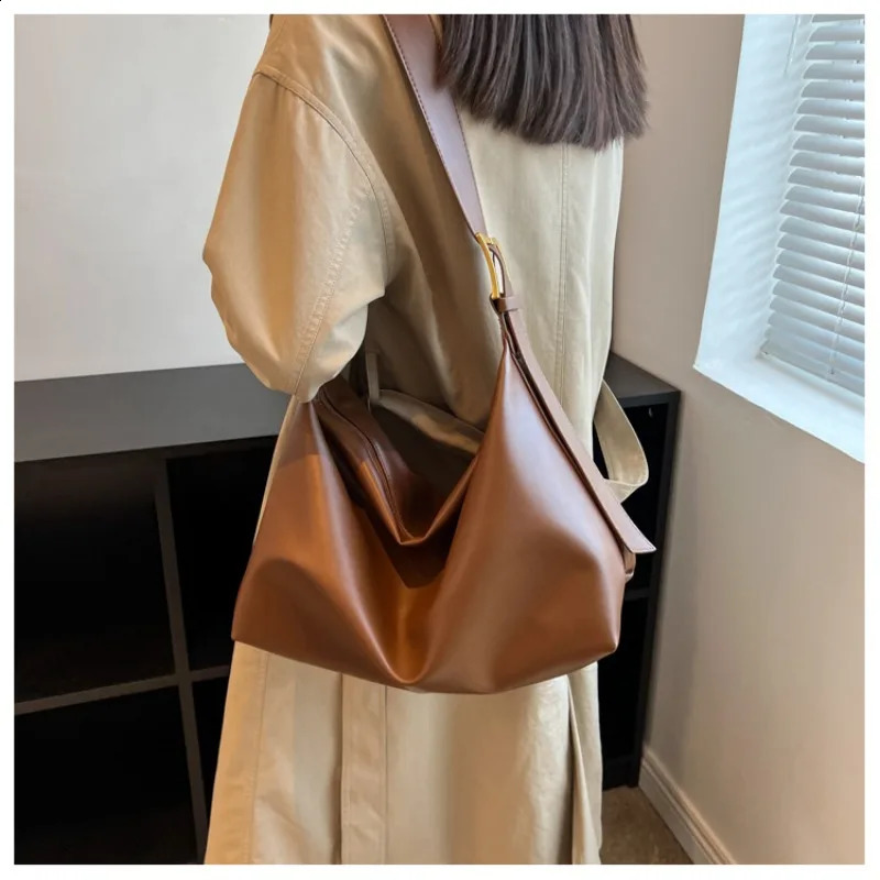 Soft Collapse Minimalist Versatile Travel Bag Womens Shoulder Bag Large Trendy Womens Large Capacity Crossbody Bag 240829