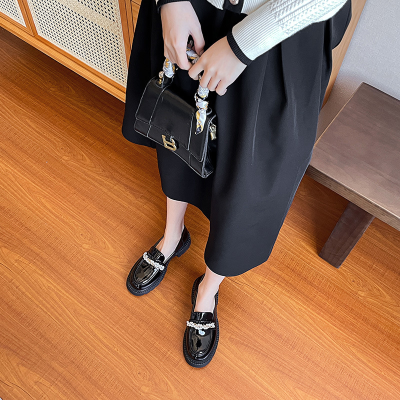 2113b designer chains pearl new brogue round toe japanned leather beading strings lolita shoes woman flats slip on loafers