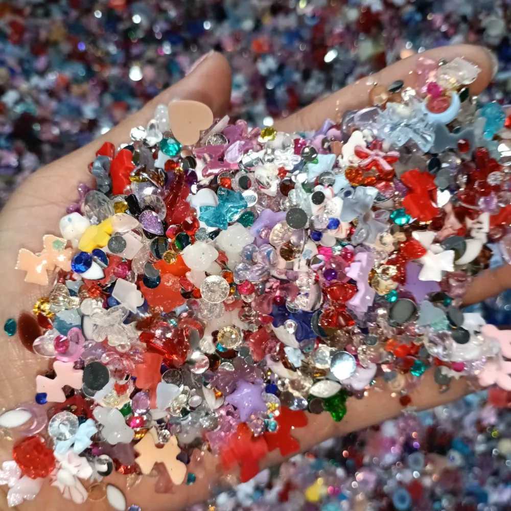 600Pcs Nail Art Charm Assortment Kit 3D Mixed Heart Flower Bow Resin Butterfly Nail Decoration Rhinestone Pearl Jewelry W240829