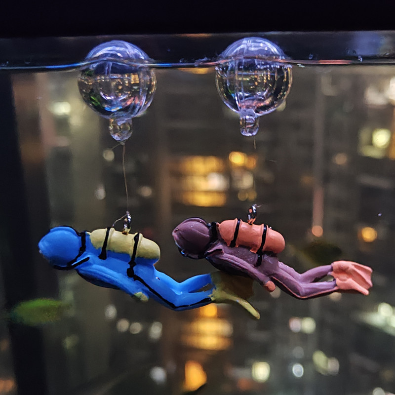 Resin Material Snorkeling Sailor With A Plastic Floating Ball For Fish Tank Decoration