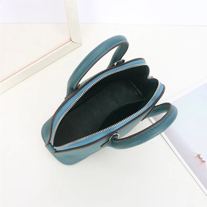 Home>Products>Shell Bags>Womens Messenger Bags>Cow Leather Simple Shoulder Bag 240830 68cc