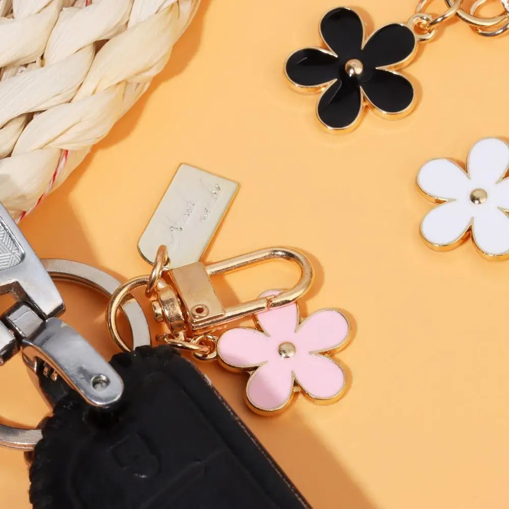 Flower Keychains for Women Bag Charm Key Chain Car Ring Pendant Purse Handbag Decoration Metal Keychain 240829