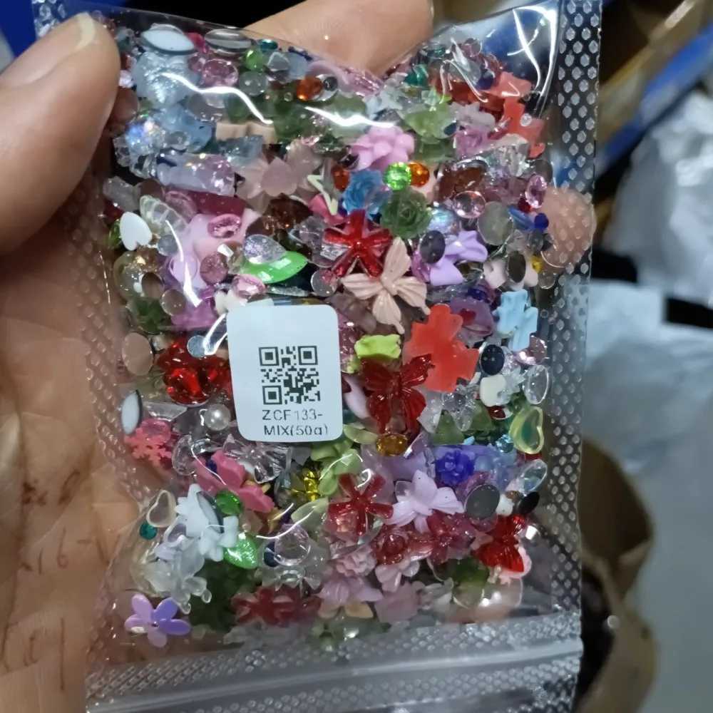 600Pcs Nail Art Charm Assortment Kit 3D Mixed Heart Flower Bow Resin Butterfly Nail Decoration Rhinestone Pearl Jewelry W240829