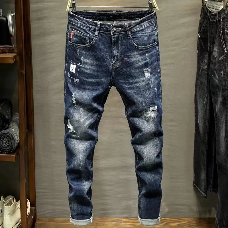 Fashion Casual Slim Fit Denim Jeans for Men Spring and Autumn Stylish Distressed Scratches Embroidery Clothing 240826Z