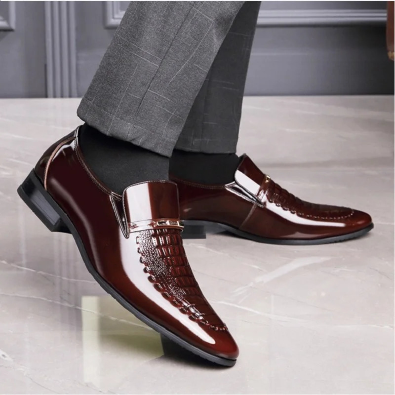 Men Dress Italian Leather Shoes Slip on Fashion Men Leather Moccasin Glitter Formal Male Shoes Pointed Toe Shoes for Men 260316