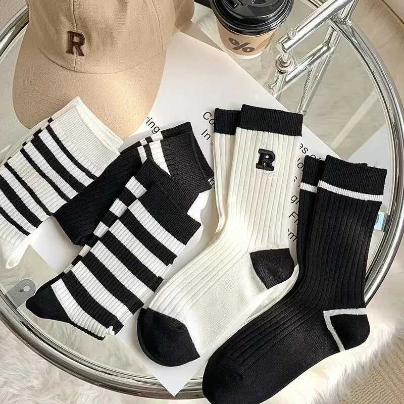 Men's Socks 5 Pairs Womens Mid Length Socks Black And White Four Seasons Outerwear College Style Long Tube Striped Sports Trendy Socks Y240830KFI