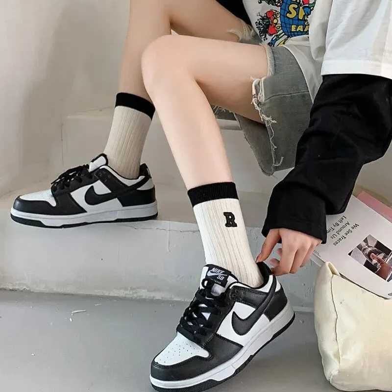 Men's Socks 5 Pairs Womens Mid Length Socks Black And White Four Seasons Outerwear College Style Long Tube Striped Sports Trendy Socks Y240830KFI