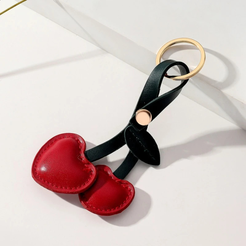 Novelties Rustic Leather Cherry Key Chain Fashion Leading Men and Women Car Bag Ring Pendant Jewelry Gift 240829