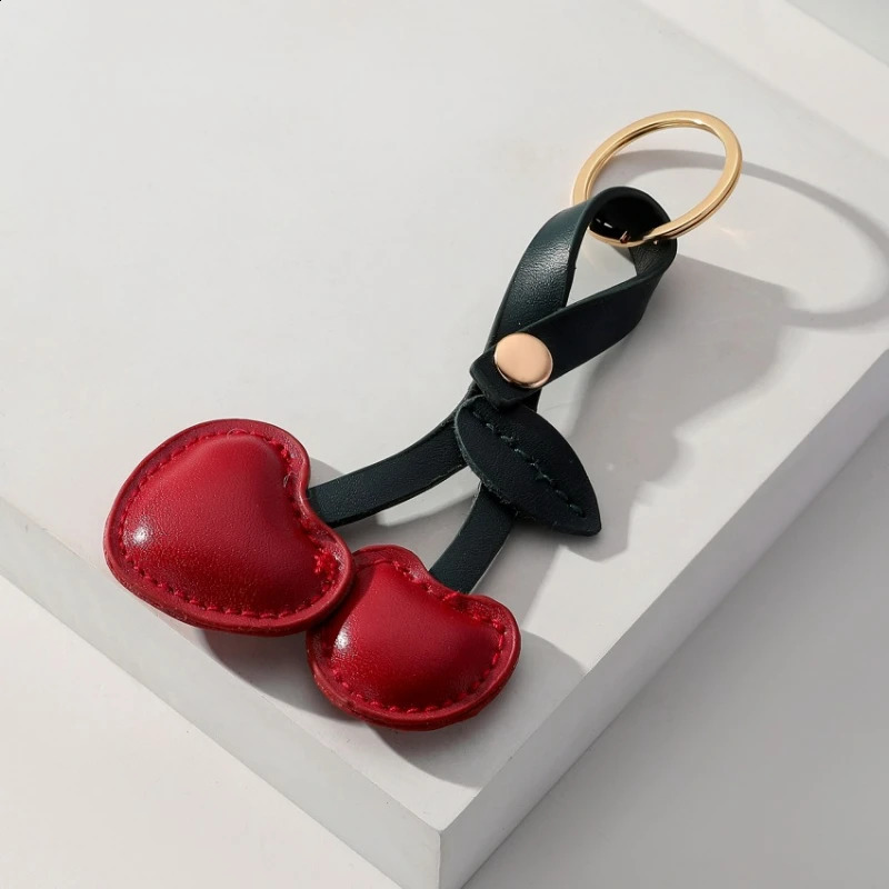 Novelties Rustic Leather Cherry Key Chain Fashion Leading Men and Women Car Bag Ring Pendant Jewelry Gift 240829