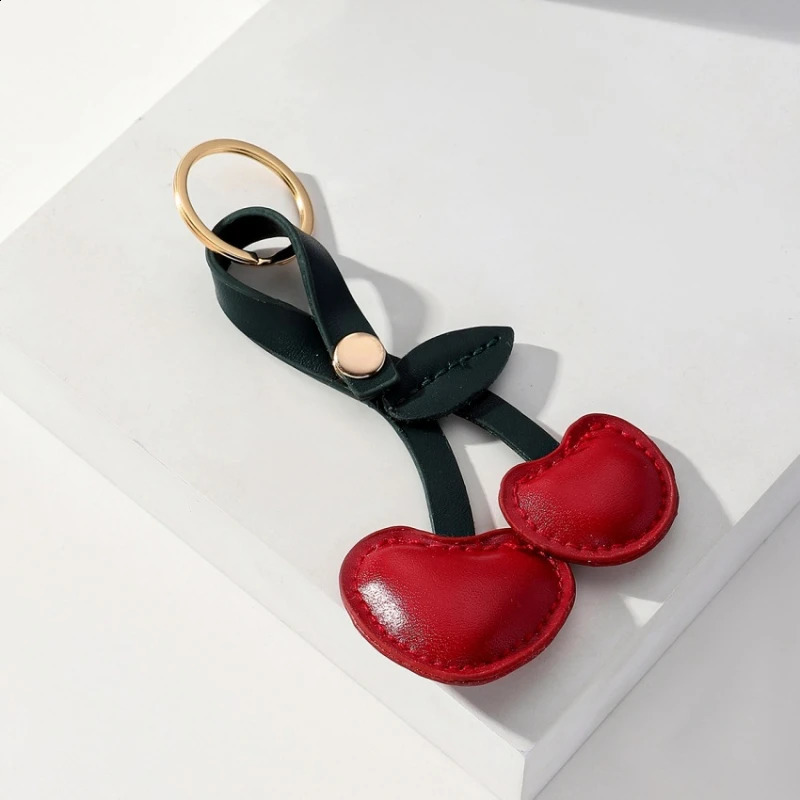 Novelties Rustic Leather Cherry Key Chain Fashion Leading Men and Women Car Bag Ring Pendant Jewelry Gift 240829