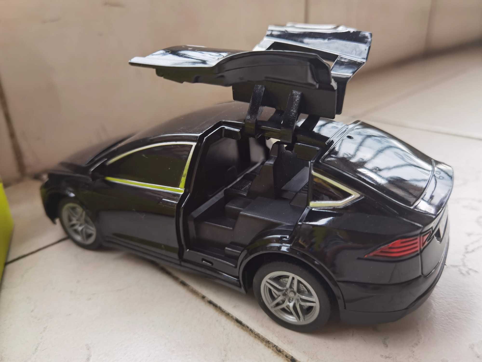 Tesla RC four way remote control car manual double door 1 24 model childrens toy car with light holiday gift W240829