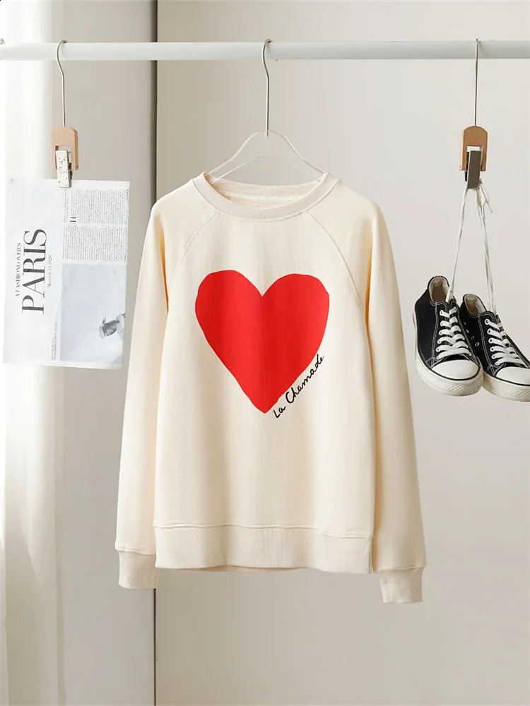 Womens French Oneck sweatshirt for autumn and winter womens long sleeved loose heartshaped printed top 240827