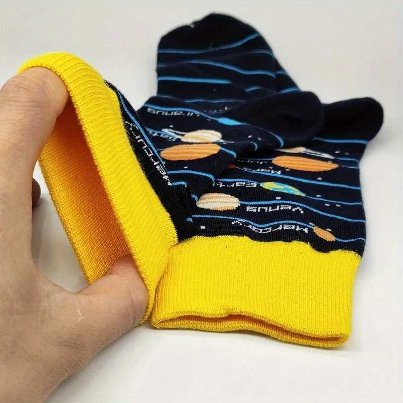 Men's Socks 4pairs Men Socks Personality Hip Hop Fashion Design Harajuku Skateboard Casual Happy Funny Fruit Stripe Printing Stock Y2408305B7U