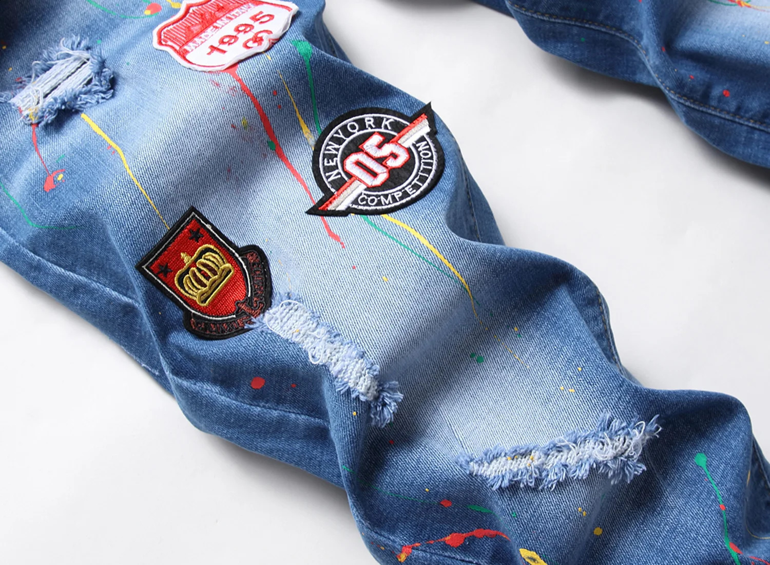 Mens fashion badge decoration tear hole jeans splash ink printed denim pants elastic slim straight casual jeans; 240829