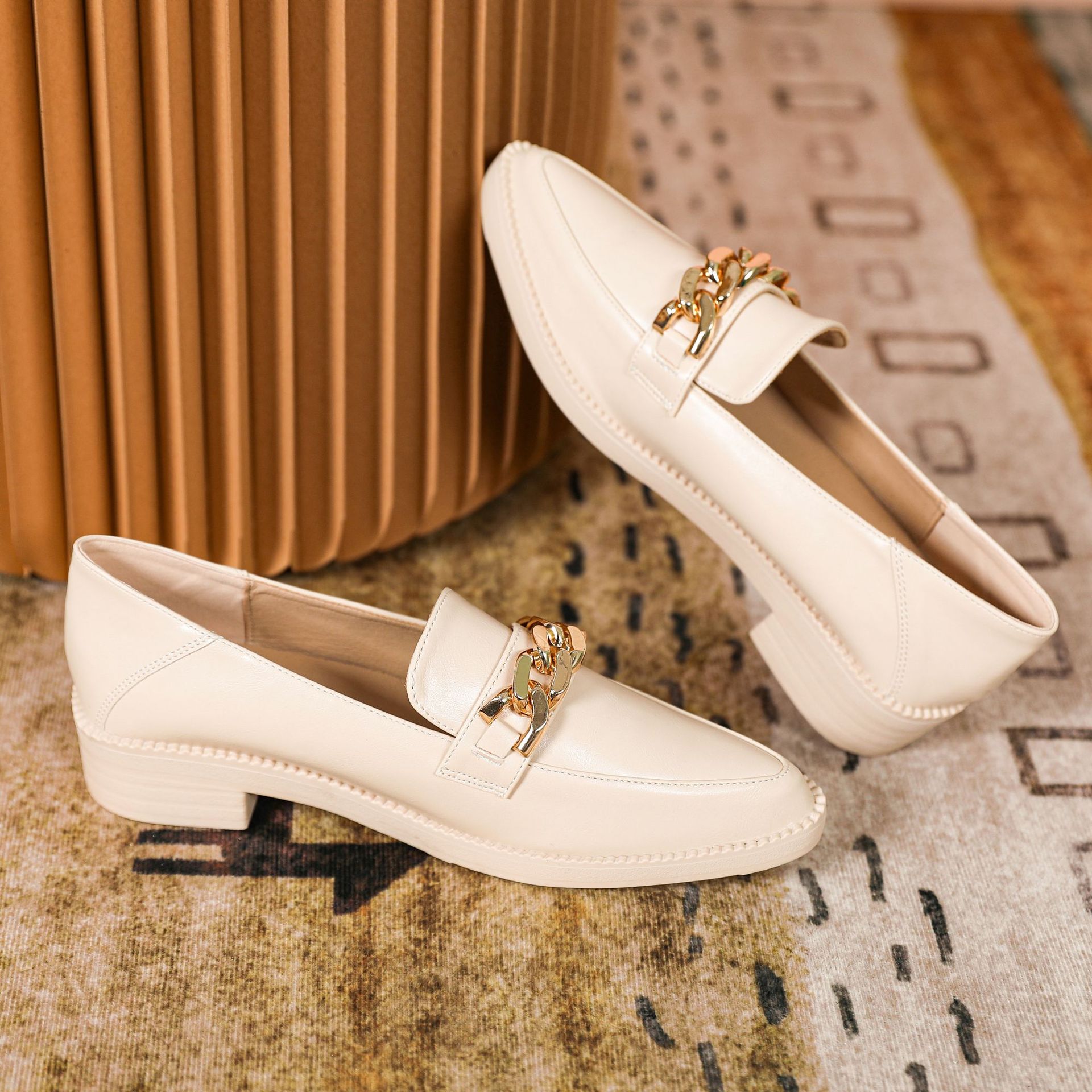 2023 Delicate Pointed Toe Chain Loafers Women Small Leather Shoes Oxfords Ladies Slip On Office Dress Mocasines Femme Sneakers