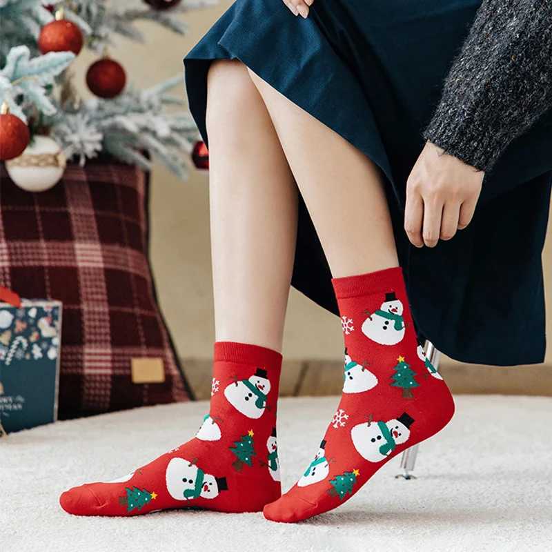 Men's Socks 4 pairs of Christmas socks for men and women cute cartoon ins trendy long socks Y240830VB5W