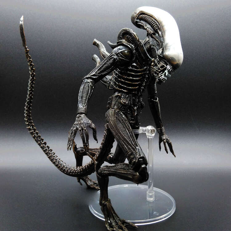 Alien Dog Battle Iron Blood Warrior Handmade Model Mother Queen Movie Peripheral Toys Mobile Doll Car Ornament
