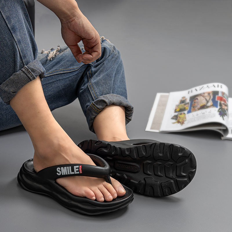 Fashion New Men Flip Flops Outdoor Indoor Slippers Thick Sole Men Beach Sandals Non-slip Bathroom Home Men Slippers Flip Flops