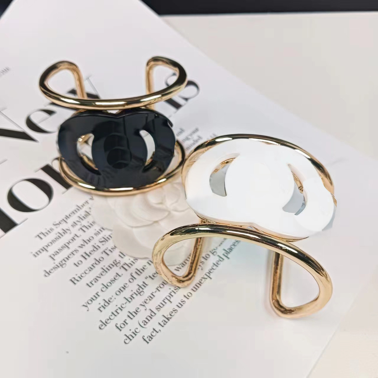 New Designer Bangle Black White Acrylic Fashion Style Metal Bracelet With Hollowed Out Design Classic Birthday Love Gift Bangle High Quality Christmas Jewelry