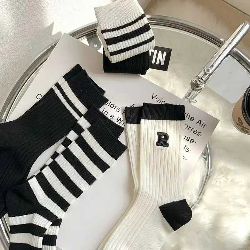Men's Socks 5 Pairs Womens Mid Length Socks Black And White Four Seasons Outerwear College Style Long Tube Striped Sports Trendy Socks Y240830KFI