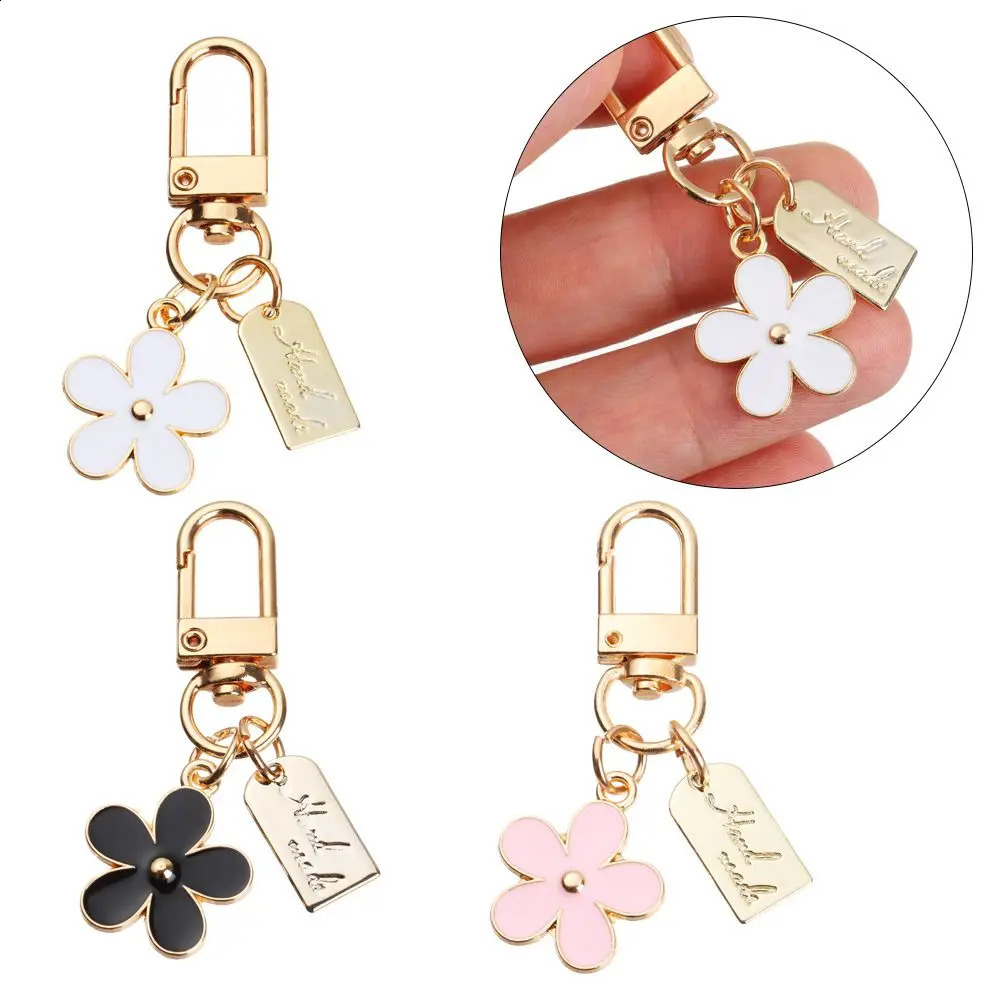 Flower Keychains for Women Bag Charm Key Chain Car Ring Pendant Purse Handbag Decoration Metal Keychain 240829