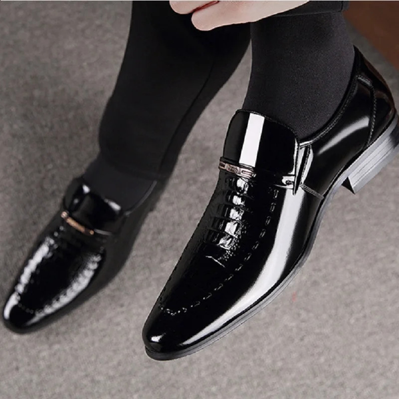 Men Dress Italian Leather Shoes Slip on Fashion Men Leather Moccasin Glitter Formal Male Shoes Pointed Toe Shoes for Men 260316