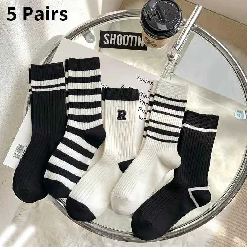 Men's Socks 5 Pairs Womens Mid Length Socks Black And White Four Seasons Outerwear College Style Long Tube Striped Sports Trendy Socks Y240830KFI