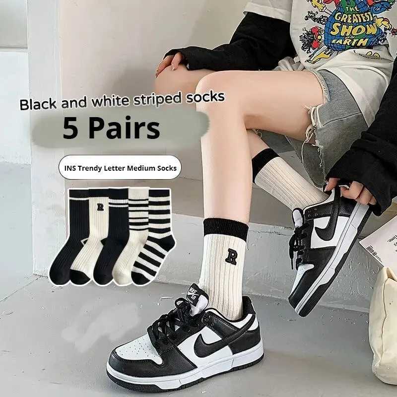 Men's Socks 5 Pairs Womens Mid Length Socks Black And White Four Seasons Outerwear College Style Long Tube Striped Sports Trendy Socks Y240830KFI