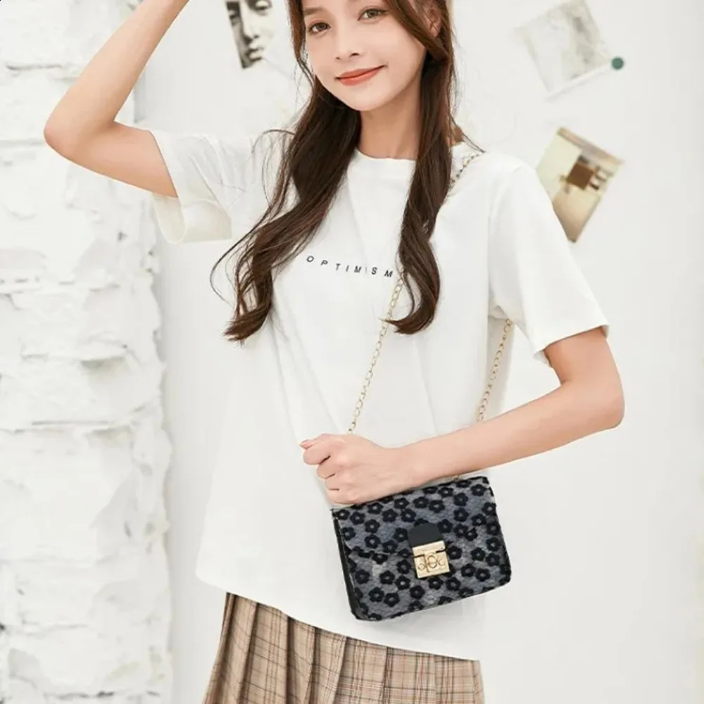 Fashionable PVC lace shoulder chain New casual small square high-quality mini horizontal bag 240830