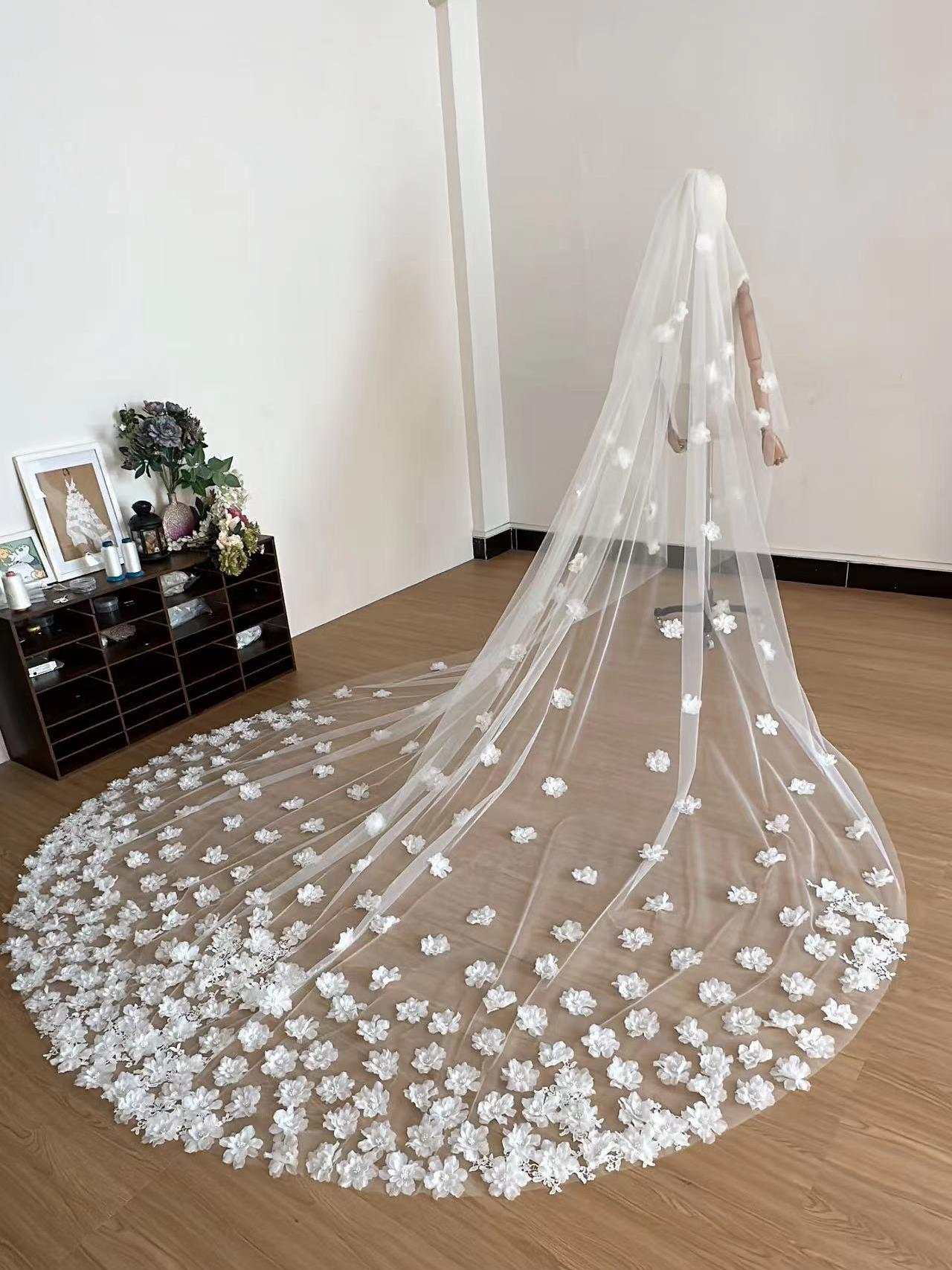 3D Flowers Wedding Veil Appliques One Layer Long Cathedral Length Veils Applique Edge With Comb Custom Made High Quality