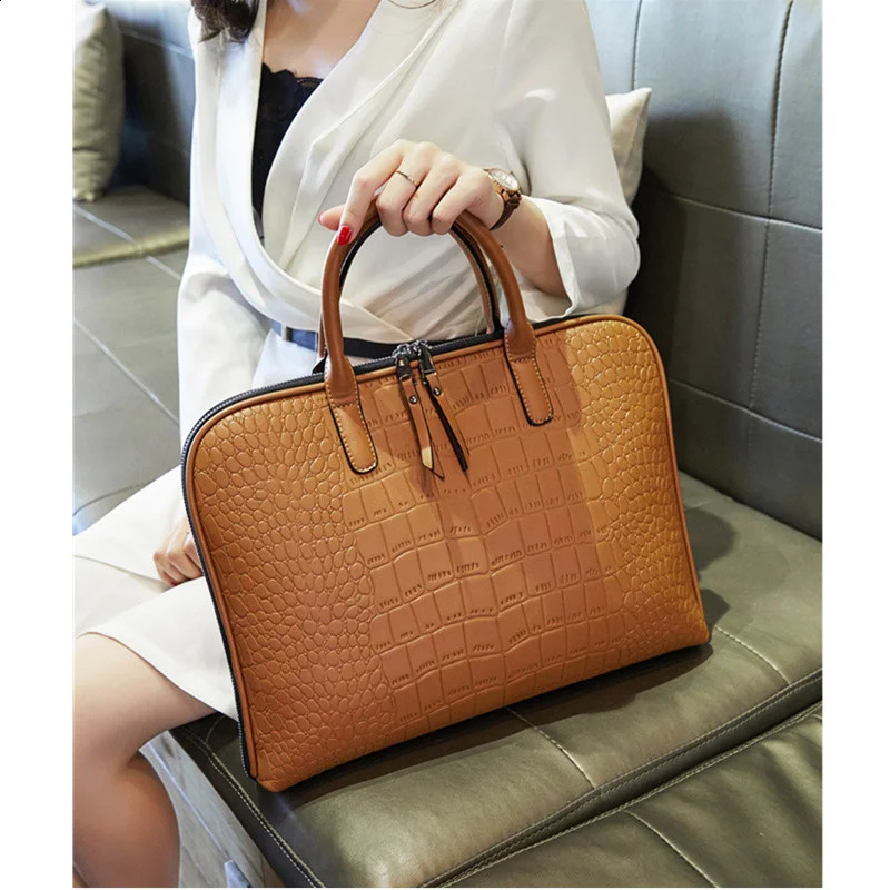 Business womens briefcase leather handbag womens casual handbag 14.1 15.6-inch laptop bag shoulder office bag womens briefcase 240930