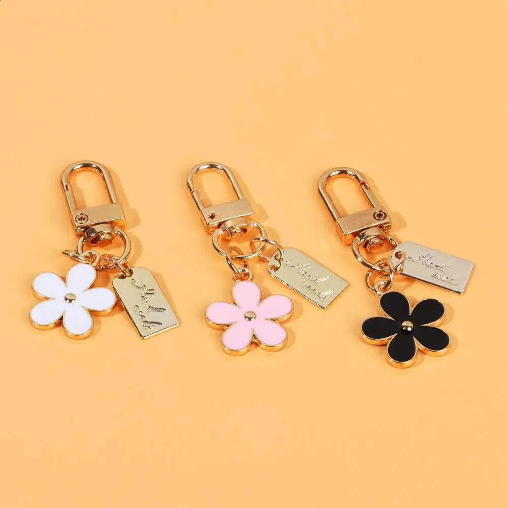 Flower Keychains for Women Bag Charm Key Chain Car Ring Pendant Purse Handbag Decoration Metal Keychain 240829
