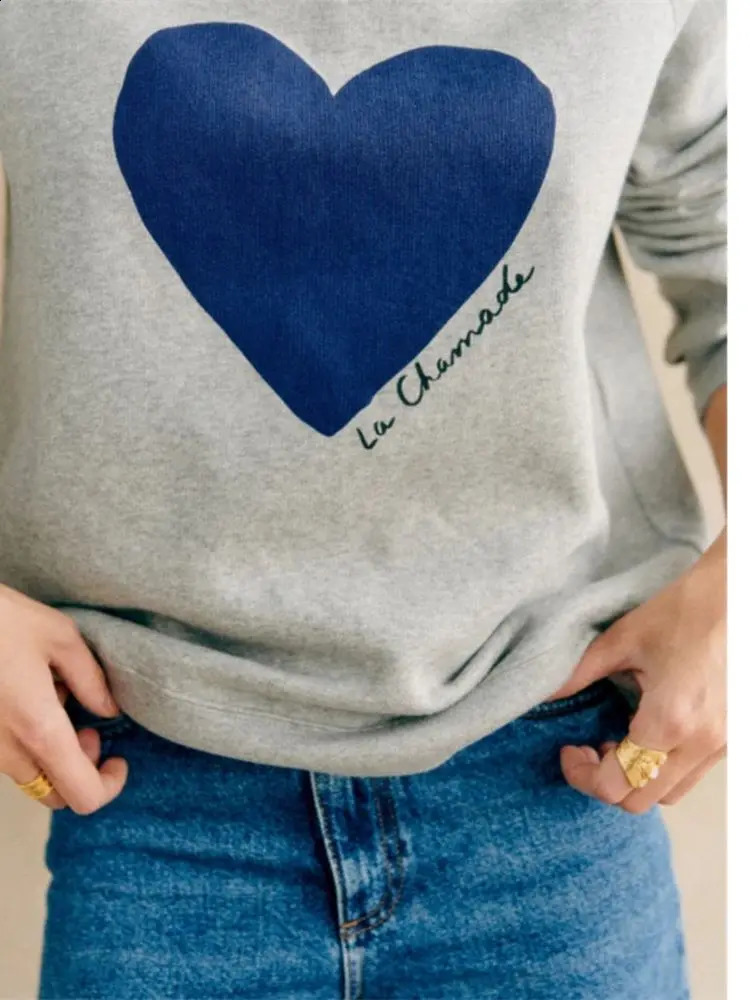 Womens French Oneck sweatshirt for autumn and winter womens long sleeved loose heartshaped printed top 240827