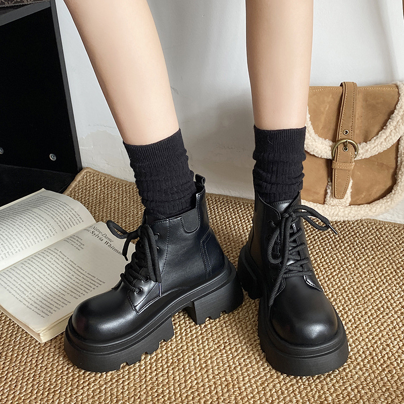 Women's thick soled lace up big toe British style short boots
