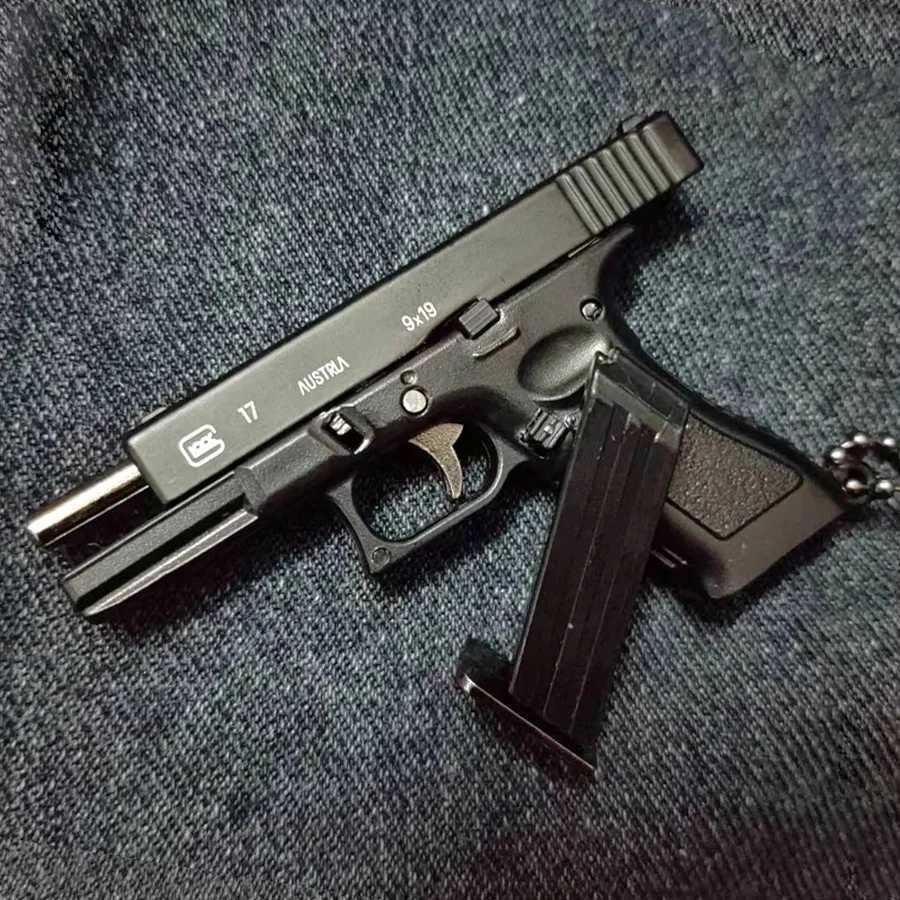 1 3 G17 pistol model metal G17 mini toy gun detachable DIY semi alloy keychain pendant decoration childrens toy W240831
