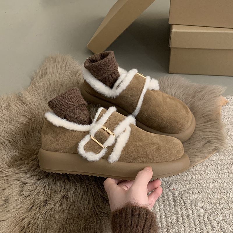Women's autumn and winter velvet retro style cotton shoes on one foot
