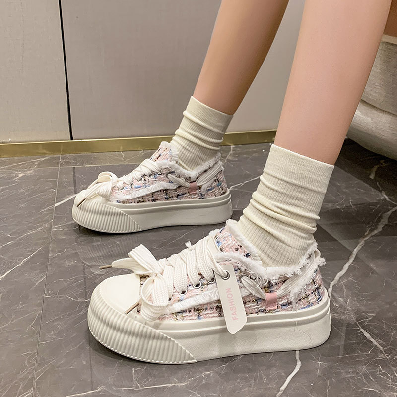 Women's autumn thick soled versatile and eye-catching small board shoes