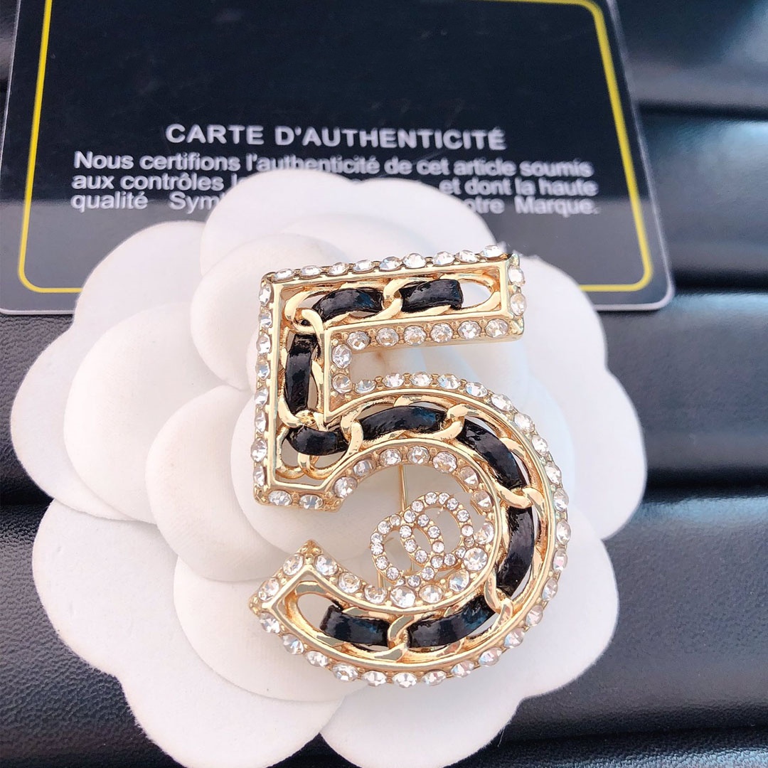 20style Designer brooch Plated Brooches Hollow Women Luxury Designer Round Lady Crystal Pearl Brooch Pins Metal Jewelry Accessories Gift