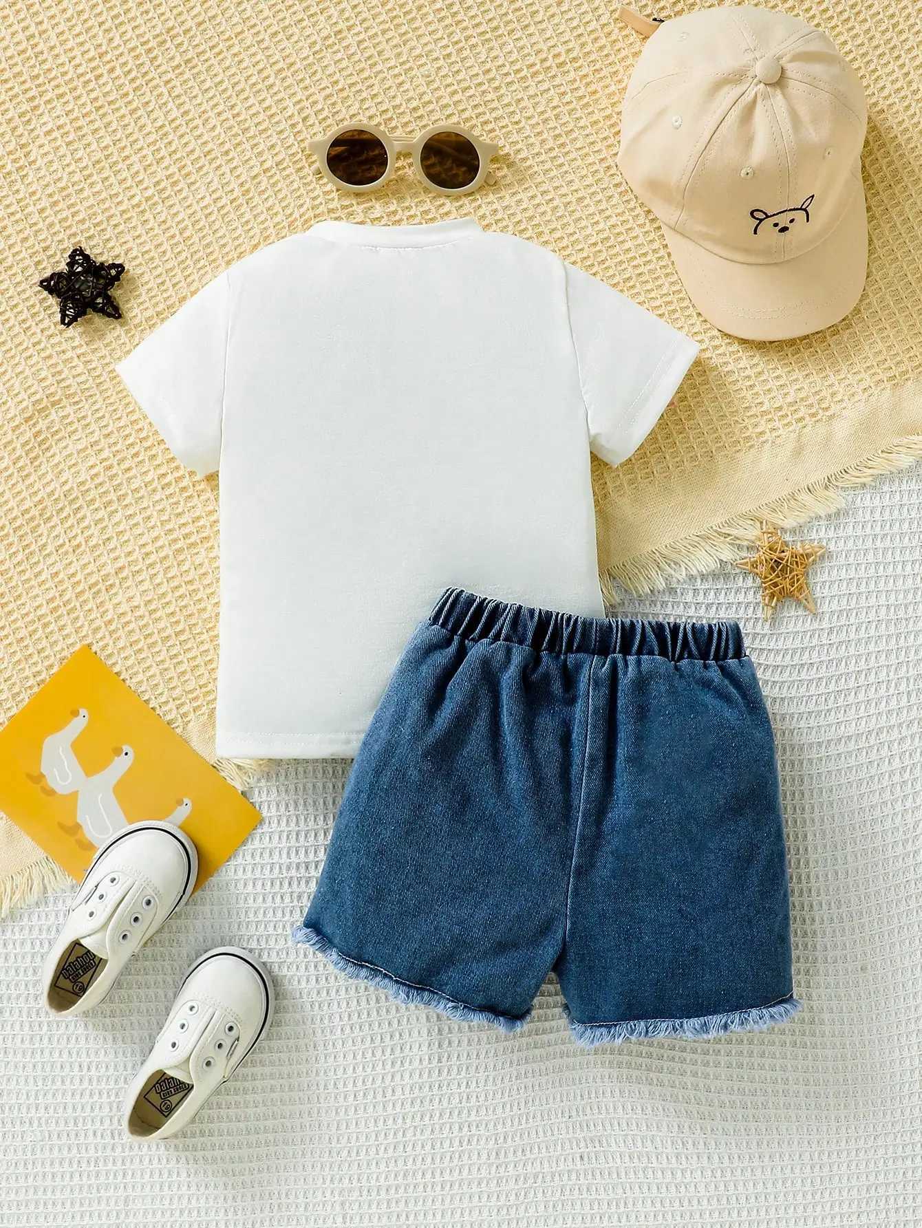 Set Summer Boys Short sleeved Childrens White T-shirt New Loose Top Clothes Baby Clothes Casual Shorts Childrens Clothing W250218